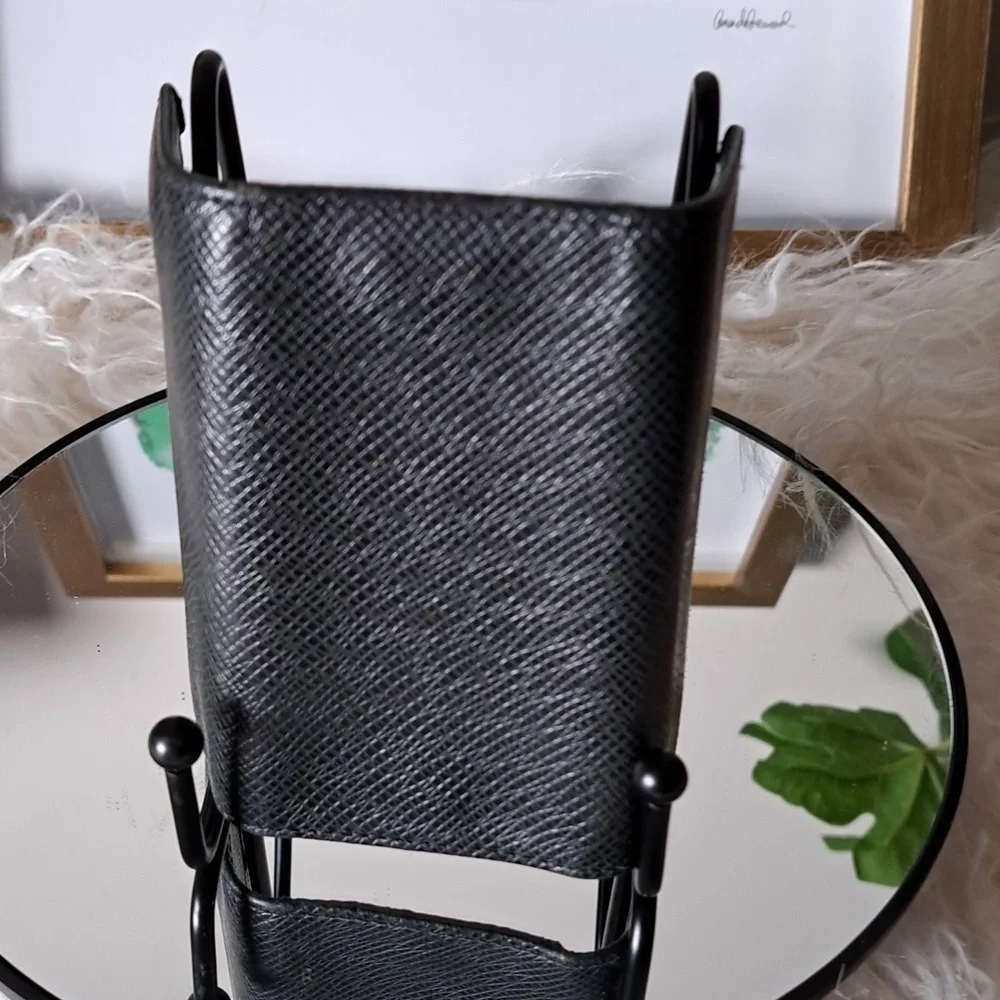 Louis Vuitton Taiga 4 Key Holder EUC